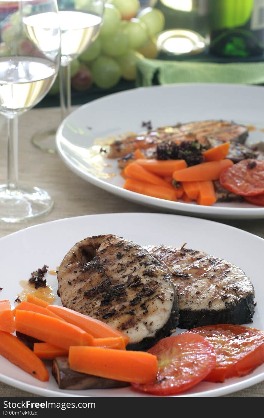 Pan seared mackerel served with carrots, sliced tomatoes and white wine