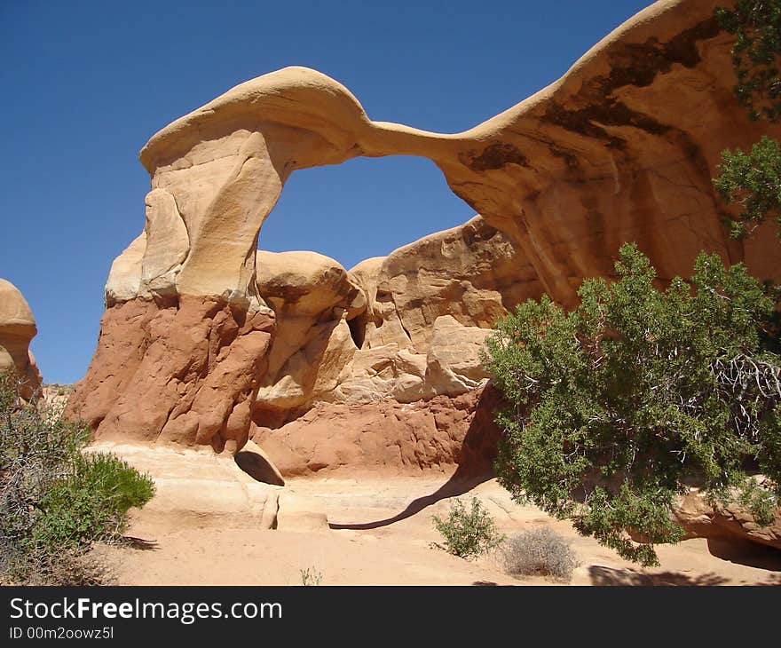 Metate Arch is the highlight of Devils Garden in Grand Staircase-Escalante National Monument. Metate Arch is the highlight of Devils Garden in Grand Staircase-Escalante National Monument.