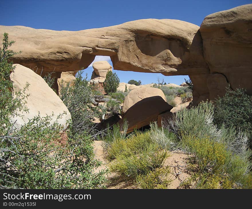 Mano Arch is another natural arch in Devils Garden. Mano Arch is another natural arch in Devils Garden.