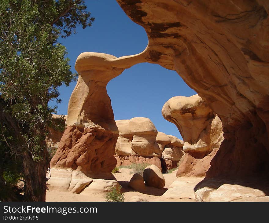 Metate Arch is the natural arch in Devils Garden. Metate Arch is the natural arch in Devils Garden.