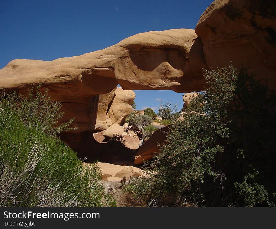 Mano Arch is the natural arch in Devils Garden. Mano Arch is the natural arch in Devils Garden.