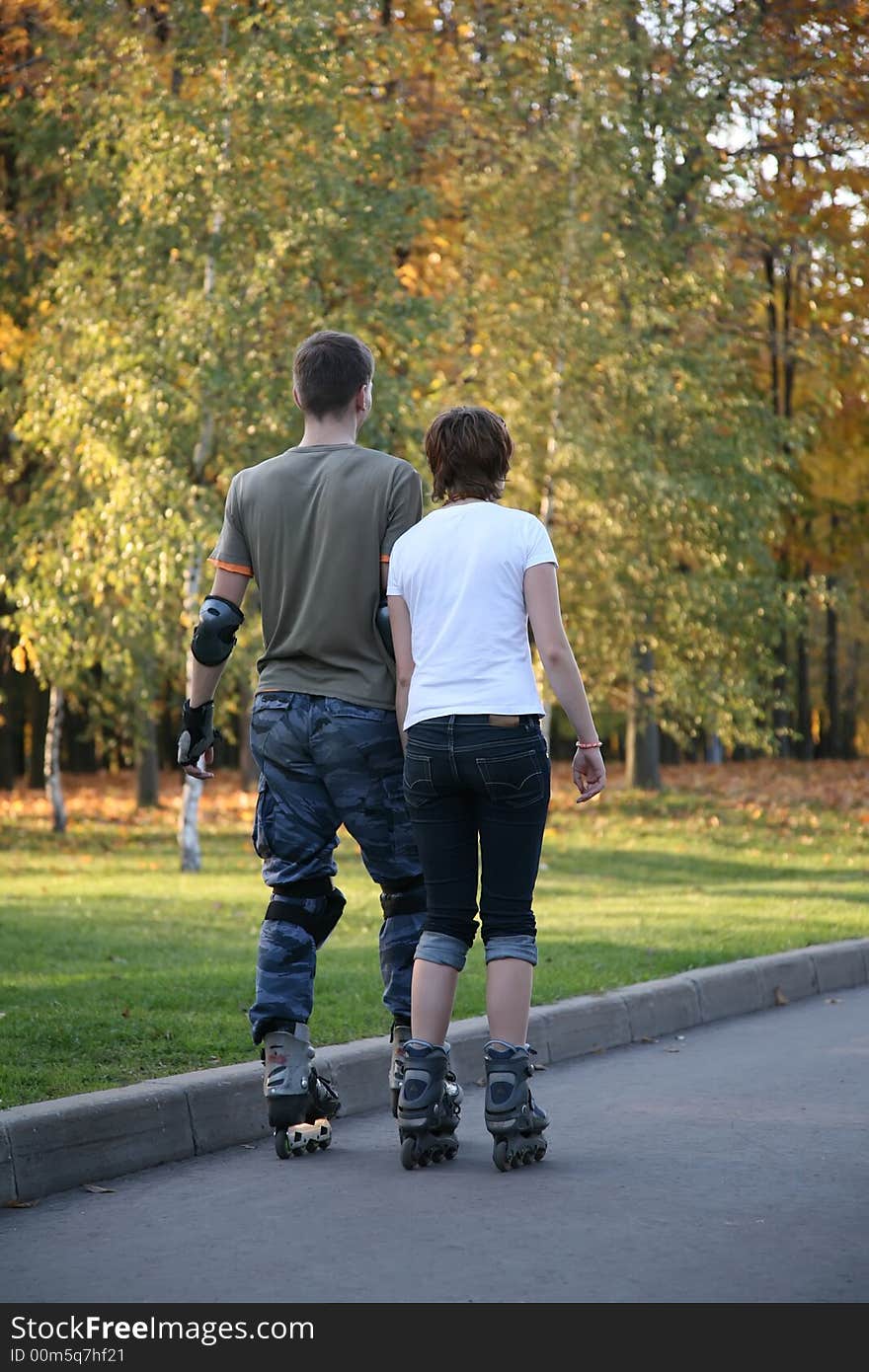 Young roller couple from back