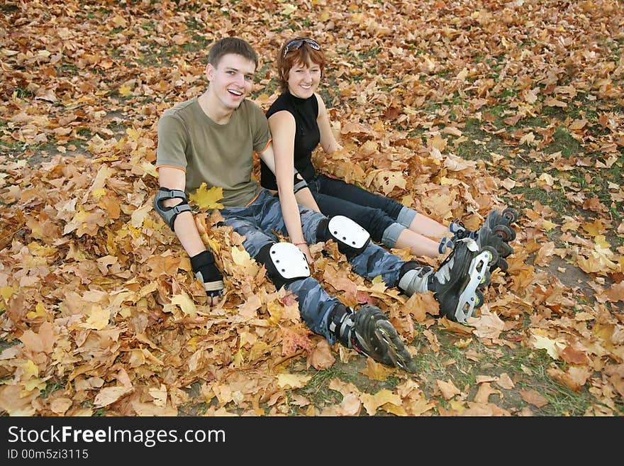 Roller Couple Sit On Leaves