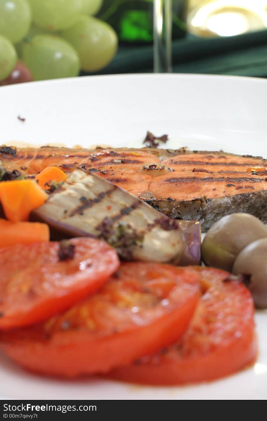 Pan seared salmon served with brinjal, carrots, sliced tomatoes and white wine