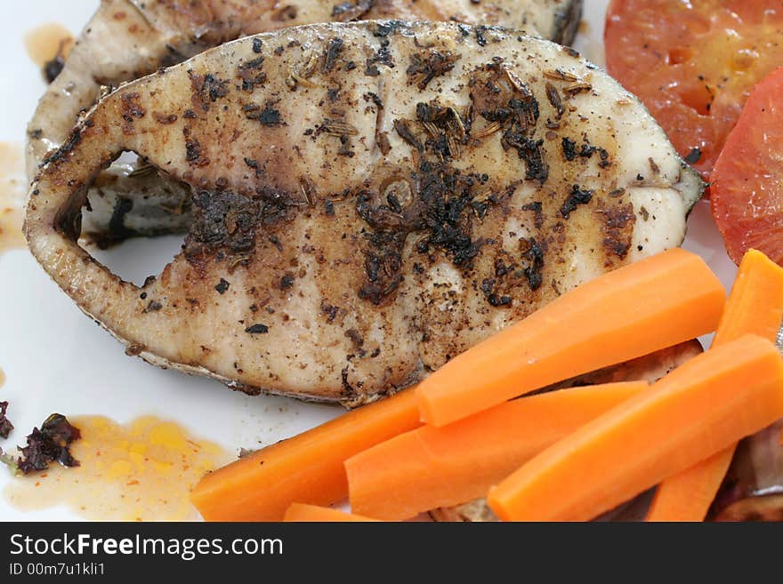 Pan seared mackerel served with carrots, sliced tomatoes and white wine