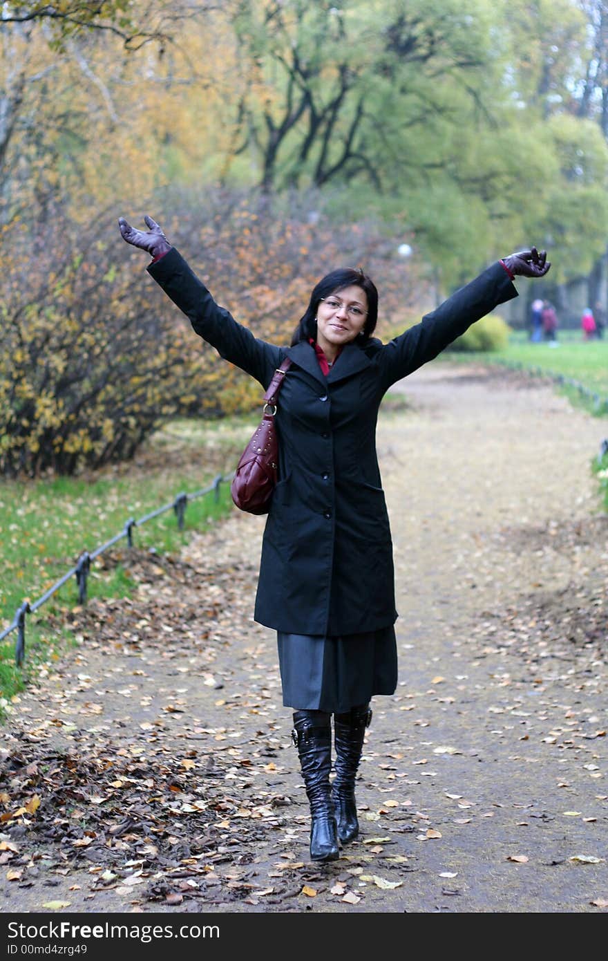 Young woman in a autumn park