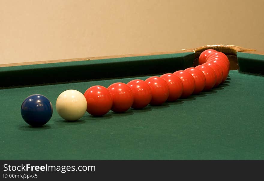 Red blue and white pool balls in an arc