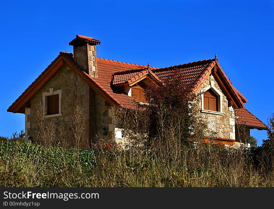 An image of a country family house.