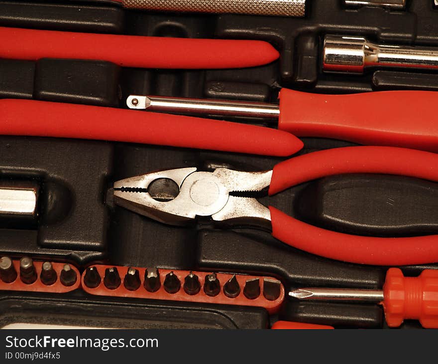 Pincers and other toolswith different sizes and with different peaks