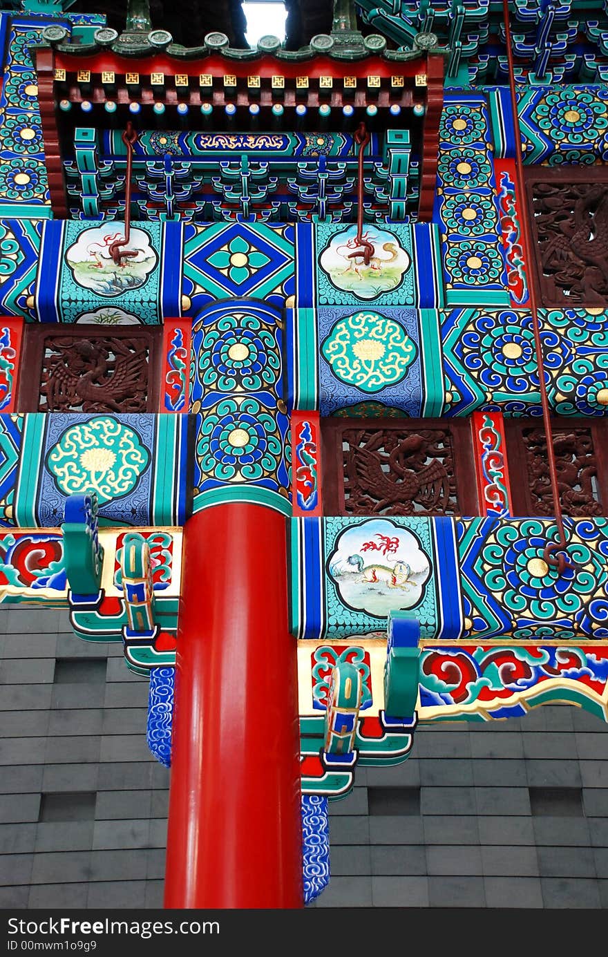 Colorful Chinese arch. With rich cultural connotations.