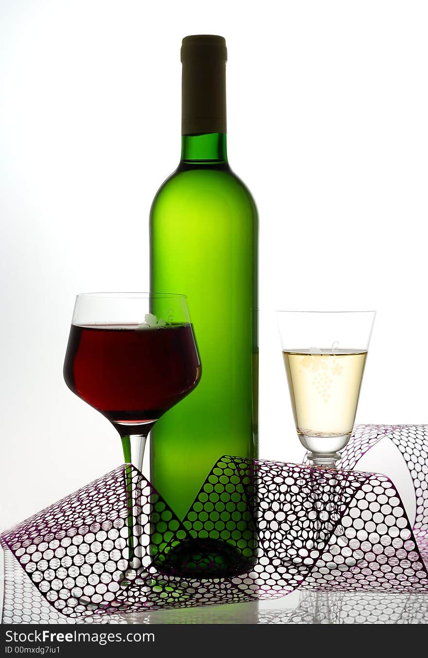 Red and white wine opposite white light