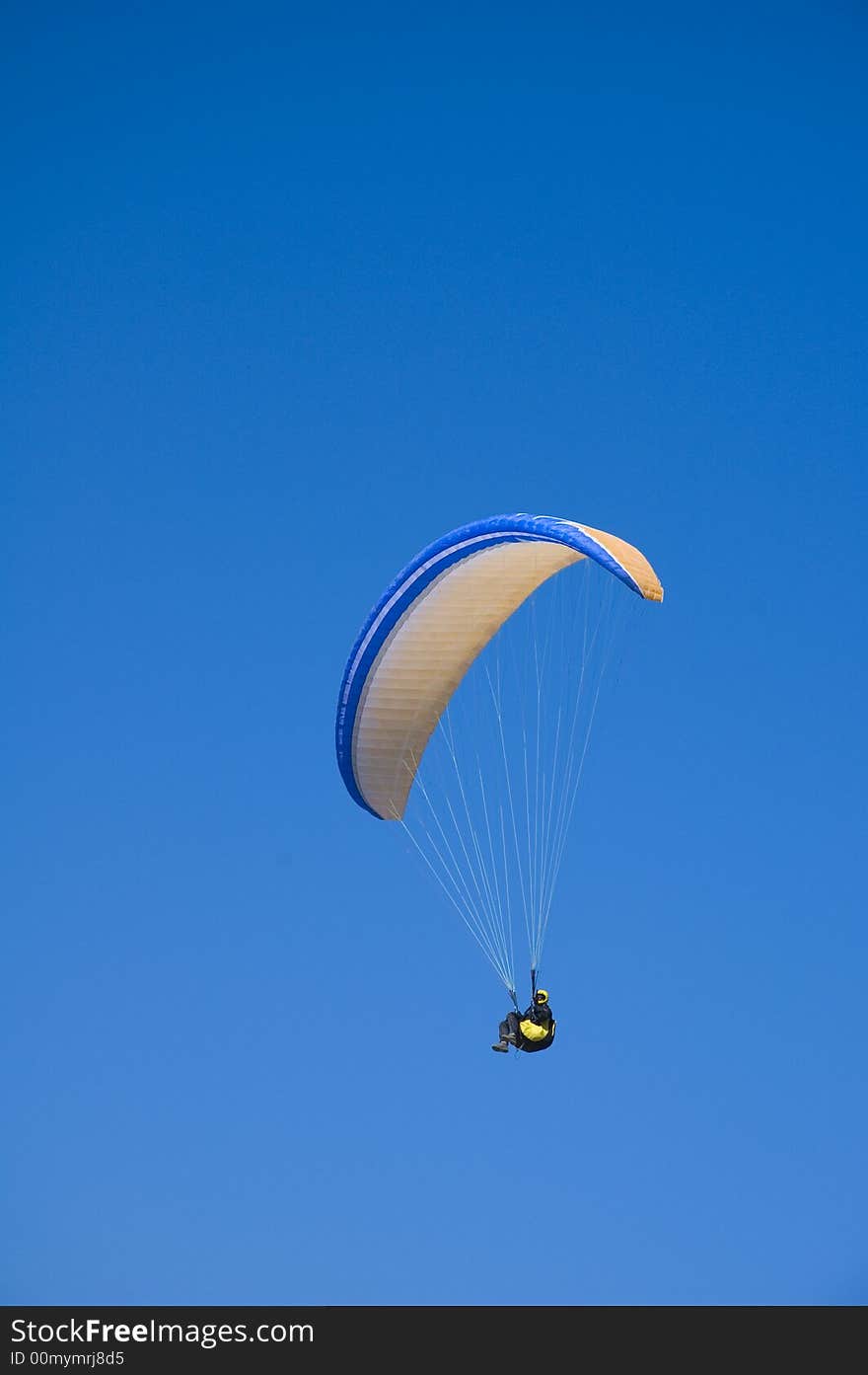 Free flight of bold paraglider in the bottomless skies