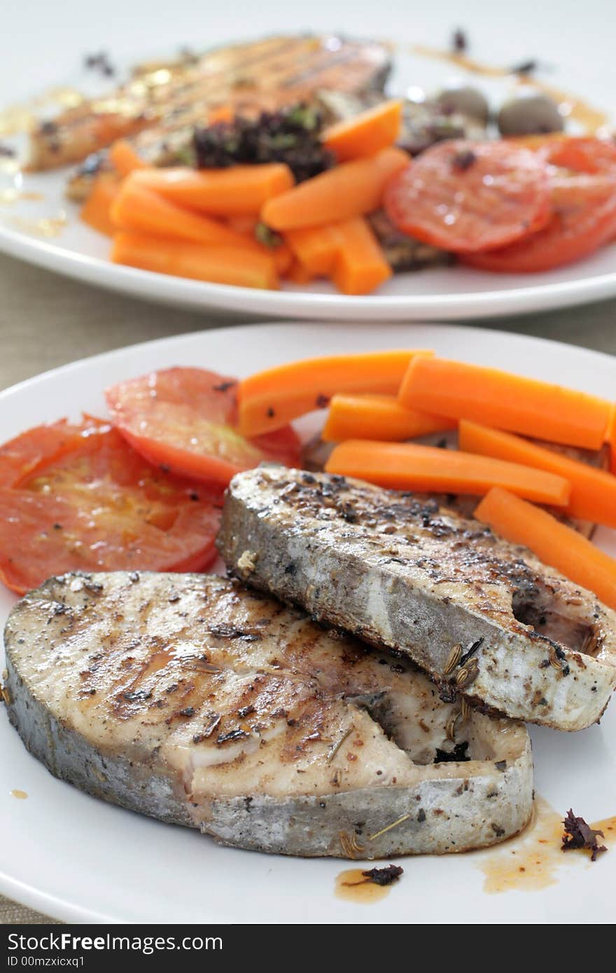 Pan seared mackerel served with carrots, sliced tomatoes and white wine