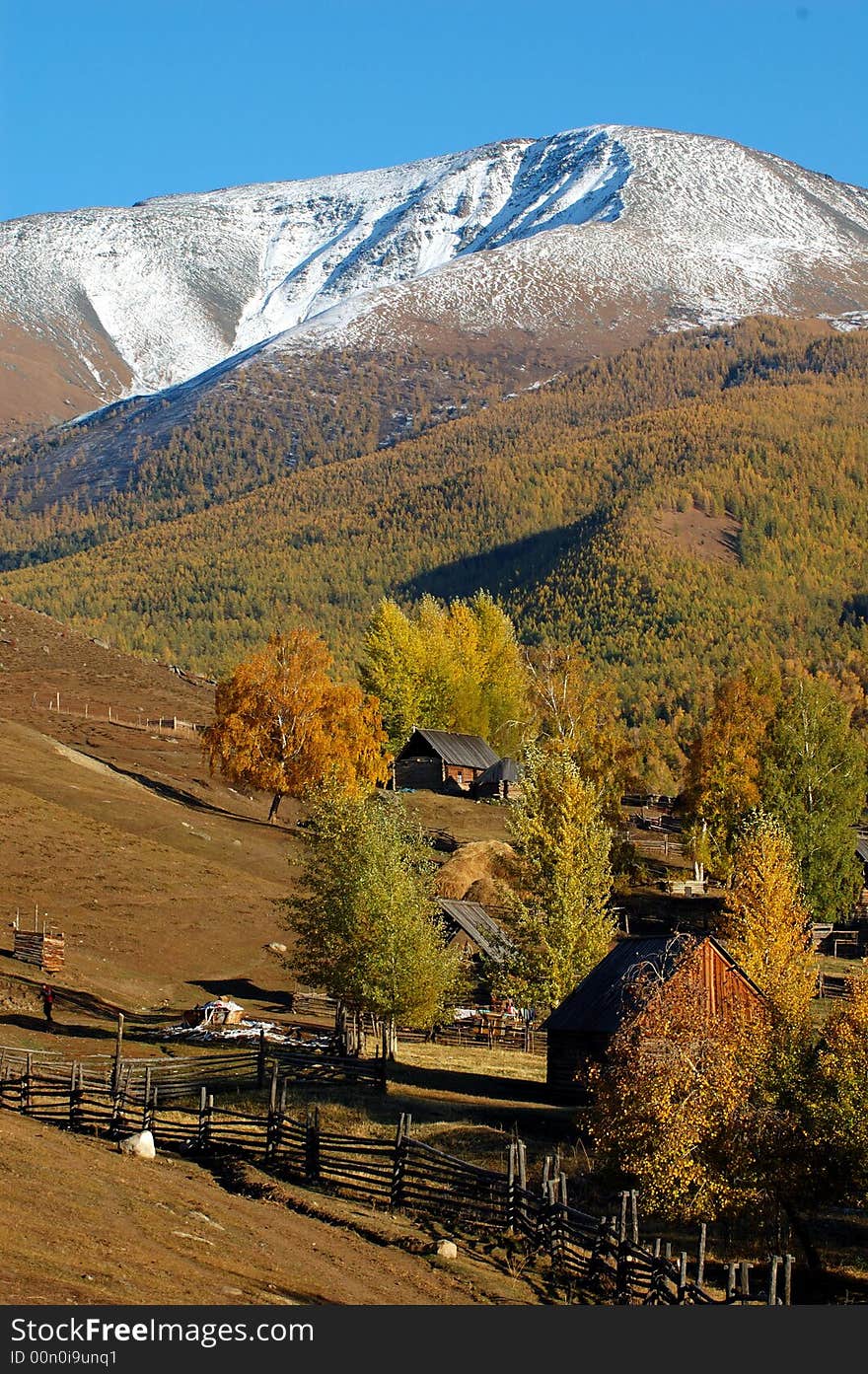 Shooting in Xinjiang,China.
Late autumn.
Snow mountains. Shooting in Xinjiang,China.
Late autumn.
Snow mountains.