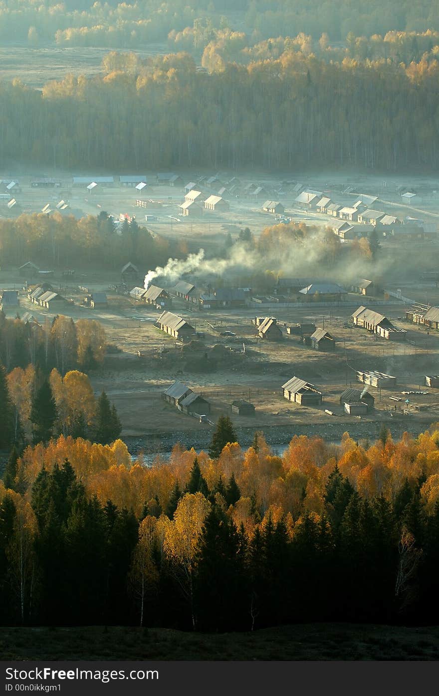 Smoke from kitchen chimneys in morning。
Late autumn.
In Xinjiang,China.
villages.