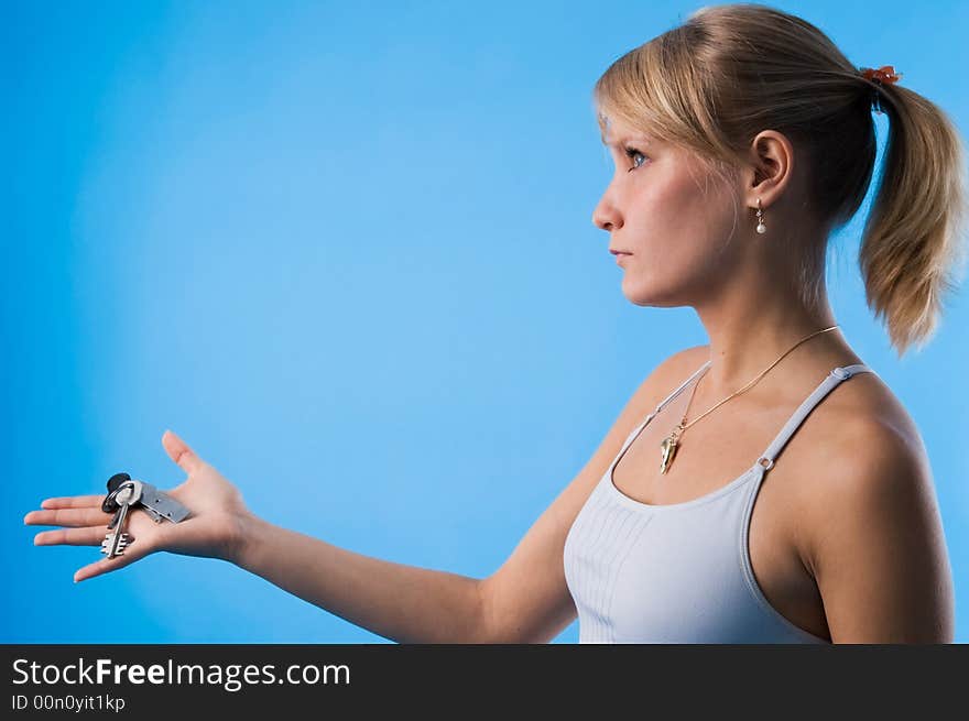 The girl gives someone keys from an apartment