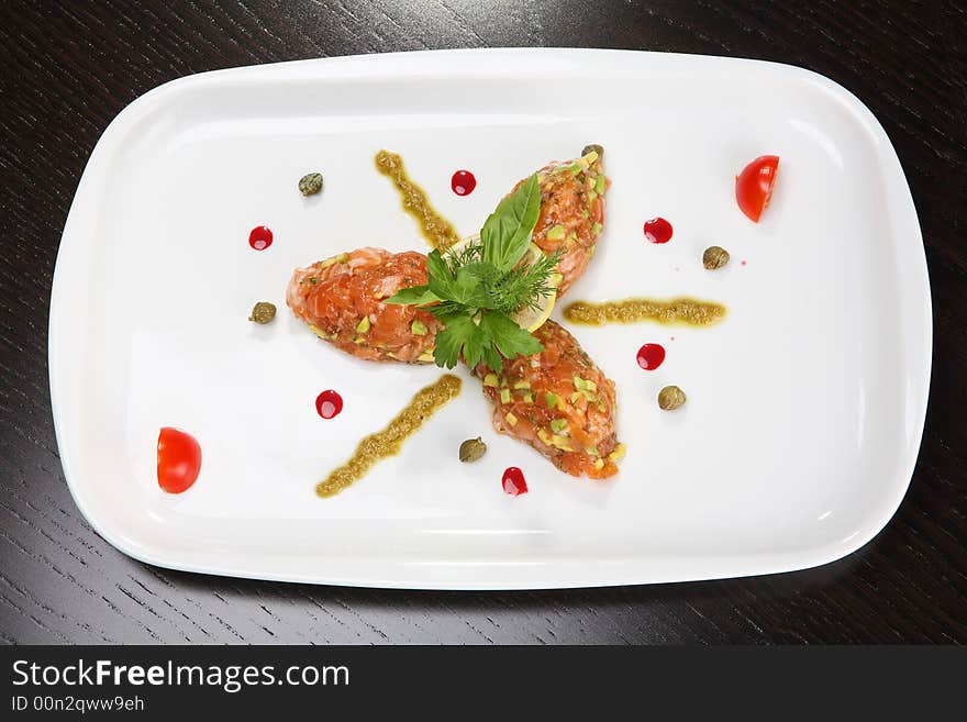 Salmon tartar with capers and pesto