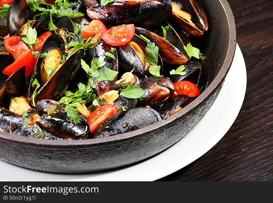 Mussel stew (ragout) on the frying pan