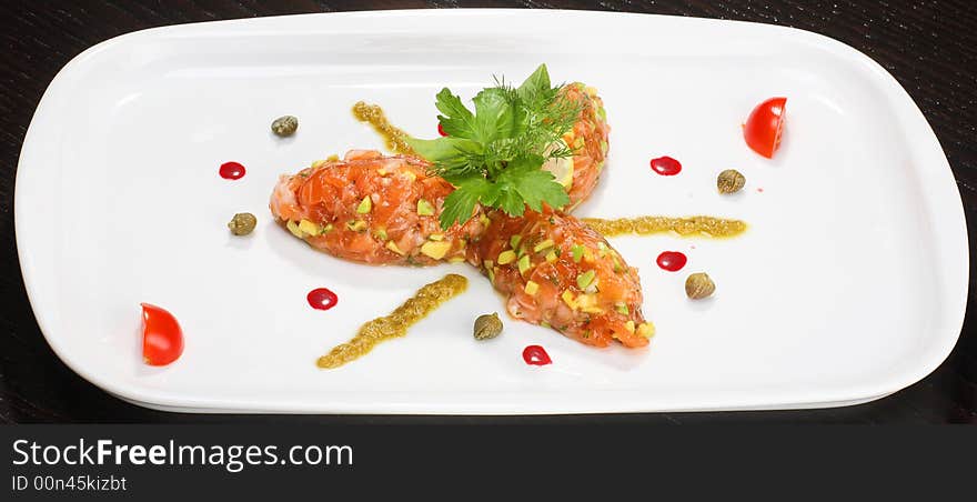 Salmon tartar with capers and pesto