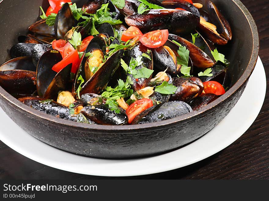 Mussel stew (ragout) on the frying pan