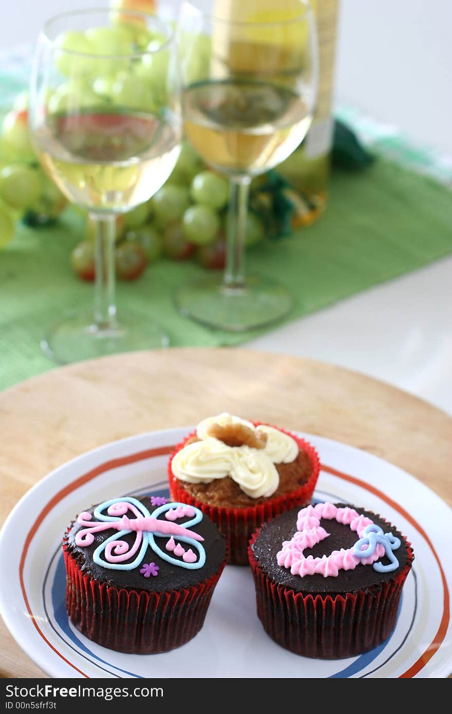 Fancy carrot and chocolate cupcakes with icing design on top