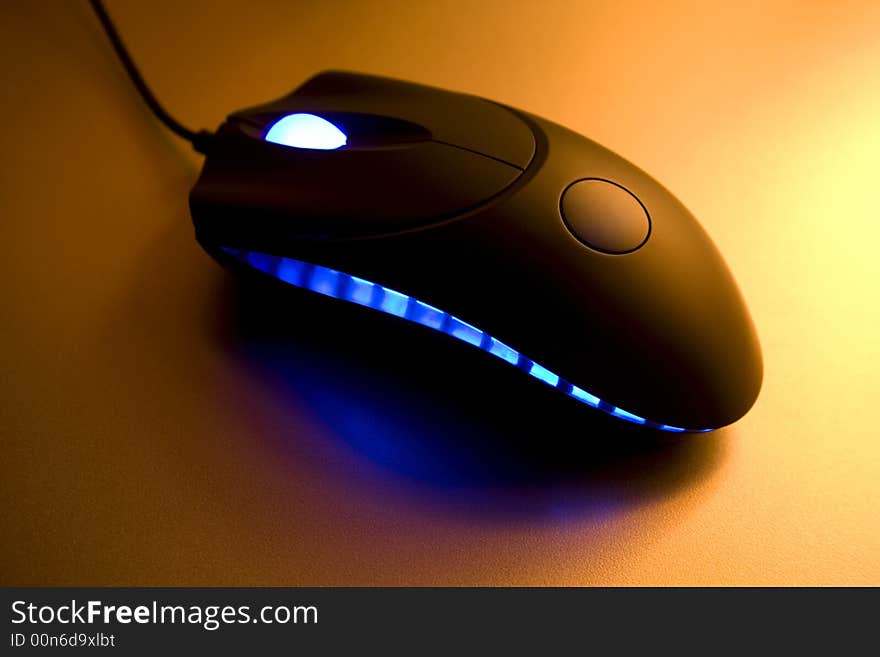 Computer mouse width blue light