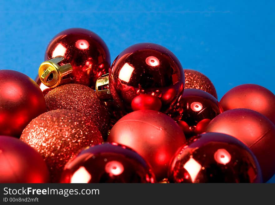 Shiny red christmas globes wallpaper. Shiny red christmas globes wallpaper