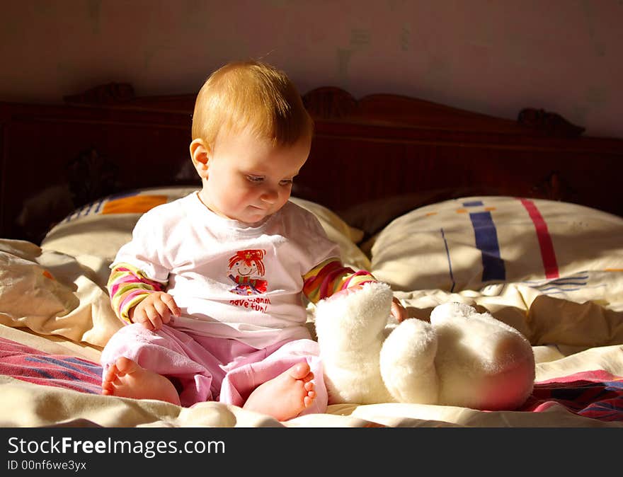 Little girl  play with wite bear