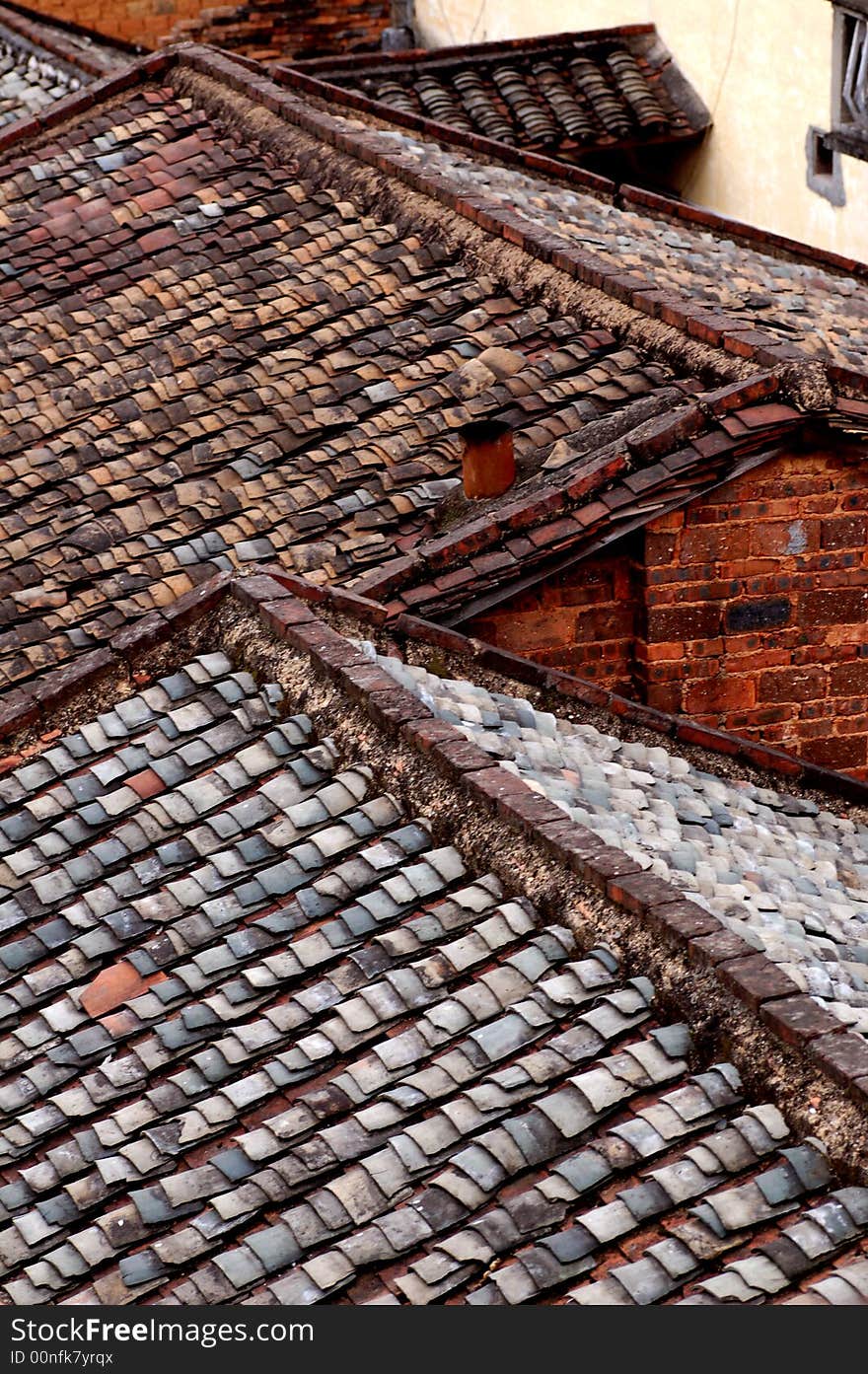 We can see the tile on the top of the old house. We can see the tile on the top of the old house