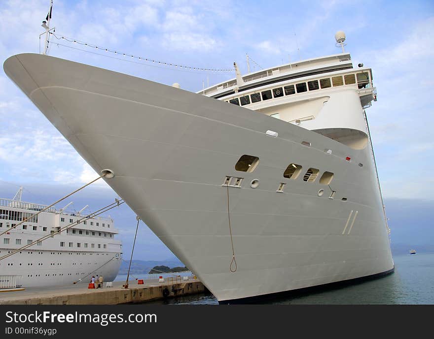 A white ship in the dock