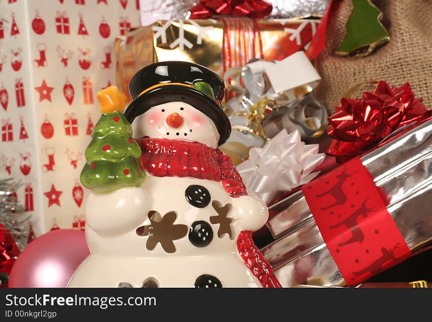 Snowman and gifts, wraps