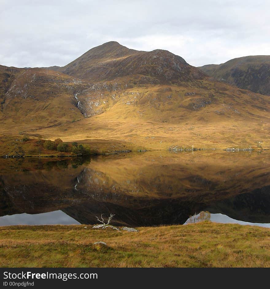 Loch Affric in autumn colors (in Glen Affric). Loch Affric in autumn colors (in Glen Affric)