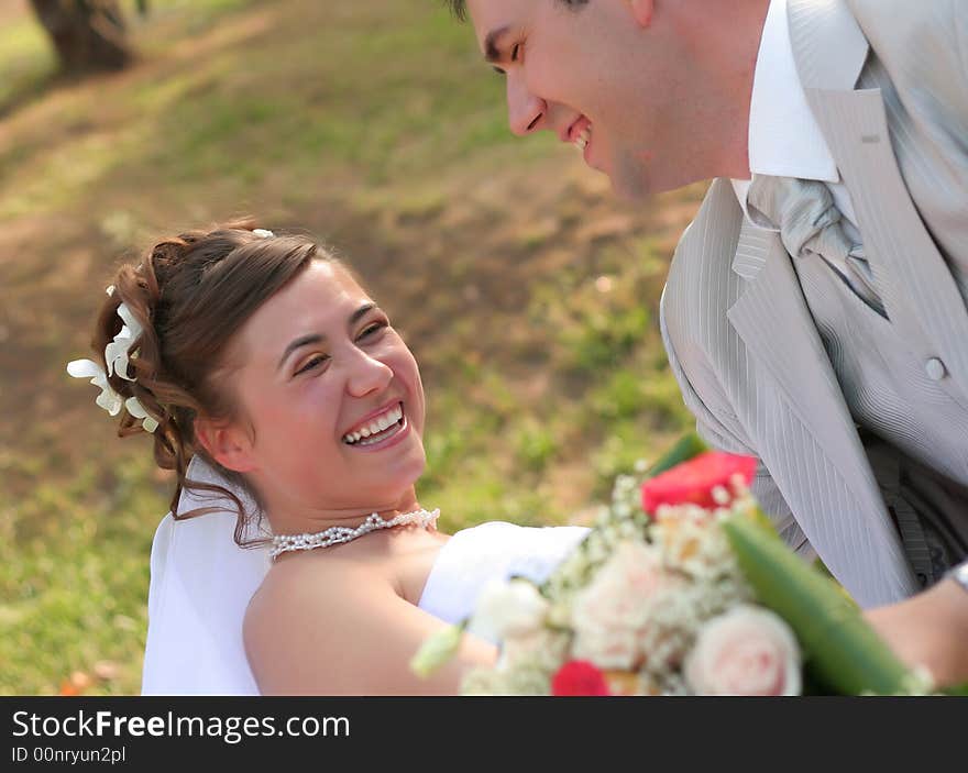 Young married couple posing in the wedding day