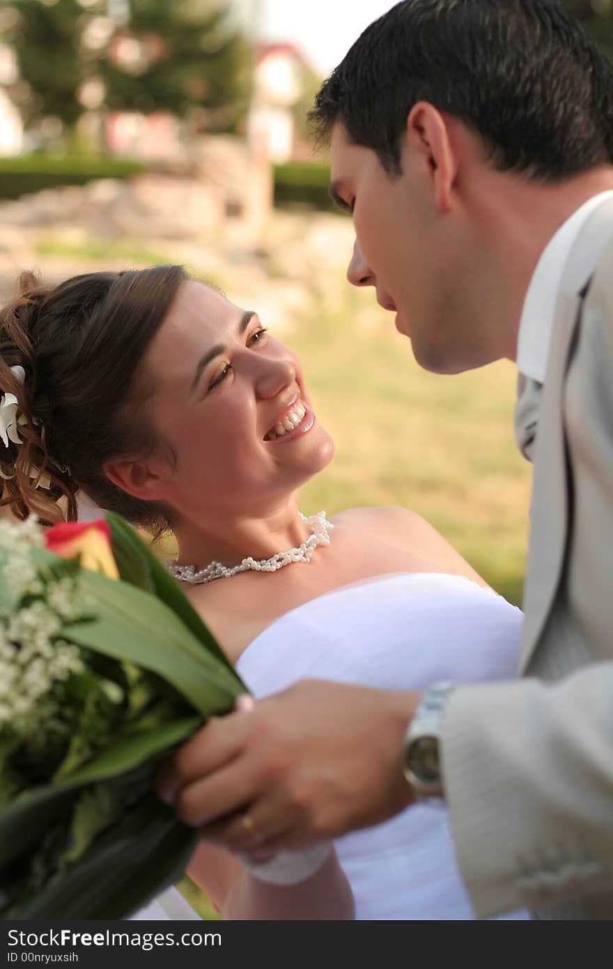 Young married couple posing in the wedding day