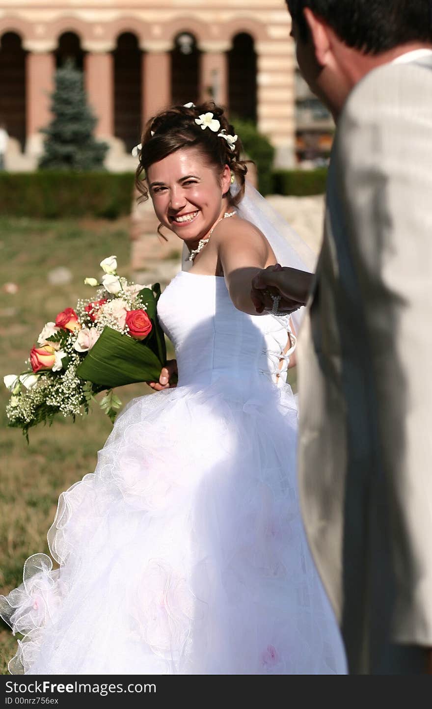 Young bride posing in the wedding day