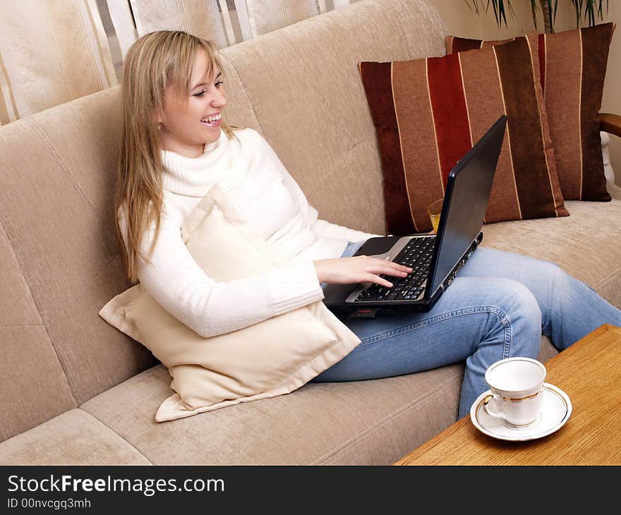 Smiling woman workint on her laptop.