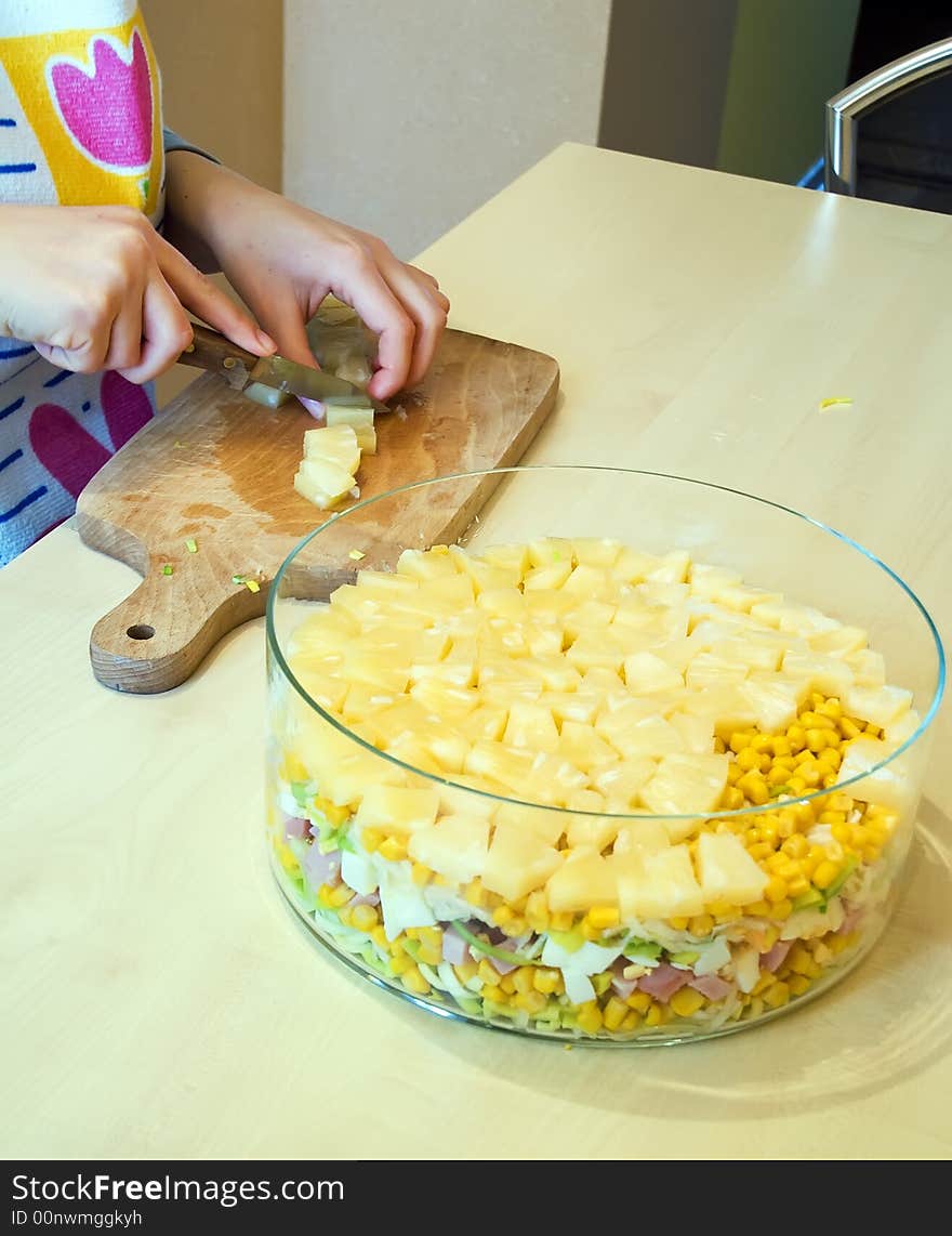 Pineapple slicing for layer salad