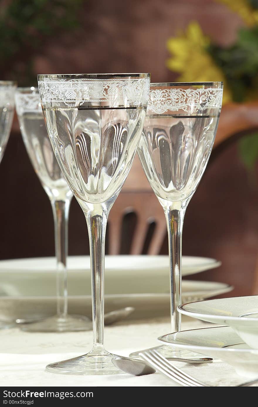 Two crystal glasses and table complements. Two crystal glasses and table complements