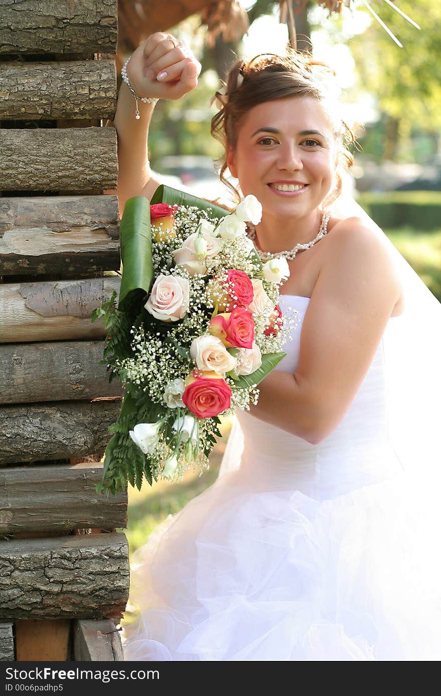 Young bride posing in park in the wedding day