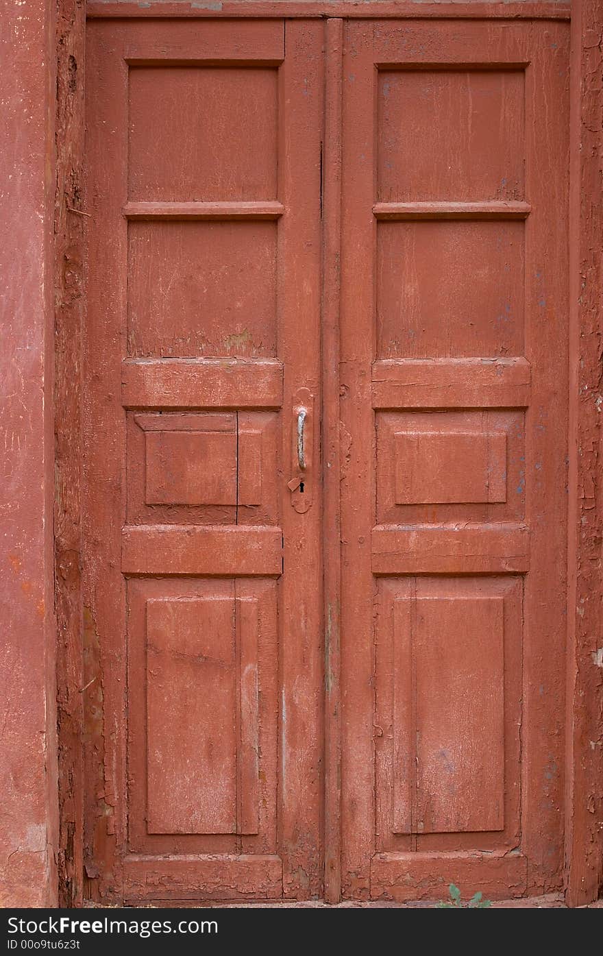 The painted red door, the input, closed