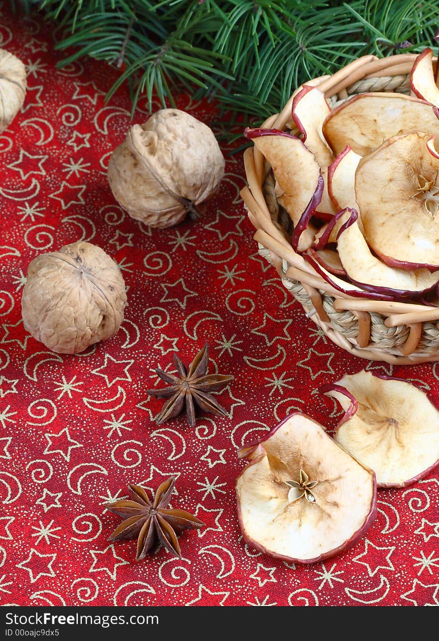 Anise, walnuts, dried apples and  pine. Anise, walnuts, dried apples and  pine