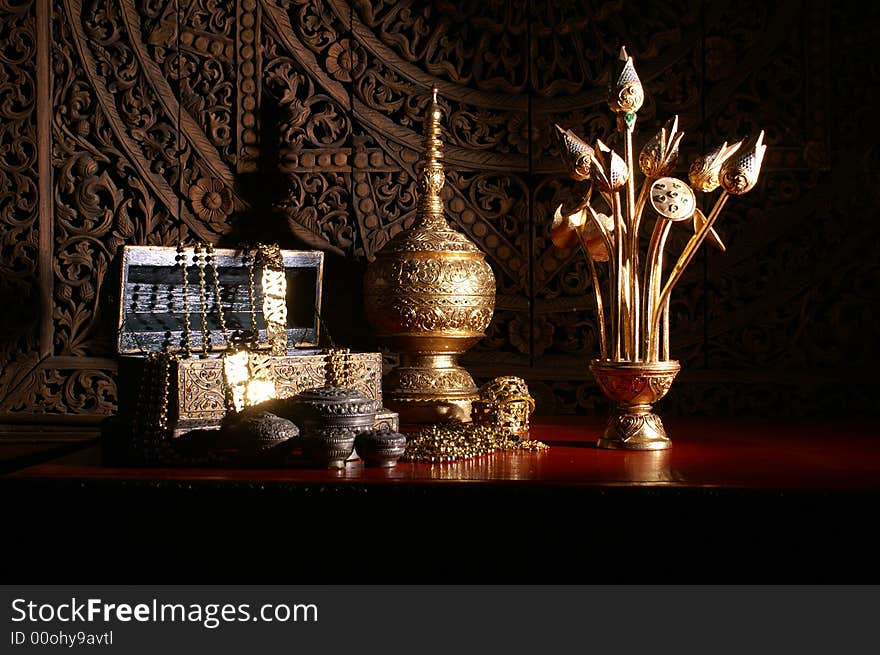 Golden treasure set for richness