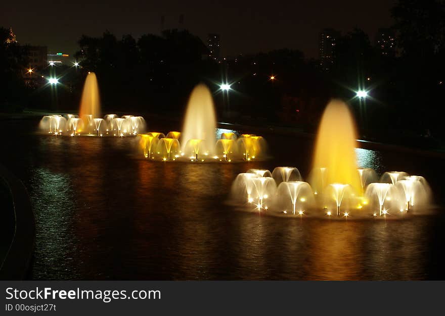 Three fountains rowed. A night scene