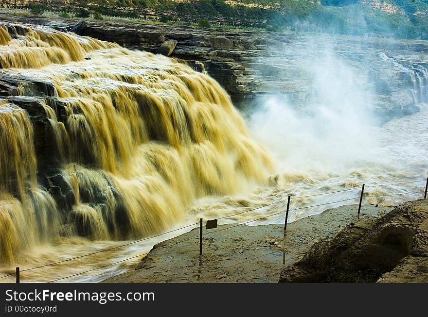 Yellow River is China\'s second largest river ,also known as \'Mother River\' in China .Hukou is the middle reaches of Yellow River .When the Yellow River flows through here ,400 meters width of the river suddenly shrunk to 40 meters ,formed a gap of 30 meters large horseshoe-shaped waterfall group . Yellow River is China\'s second largest river ,also known as \'Mother River\' in China .Hukou is the middle reaches of Yellow River .When the Yellow River flows through here ,400 meters width of the river suddenly shrunk to 40 meters ,formed a gap of 30 meters large horseshoe-shaped waterfall group .