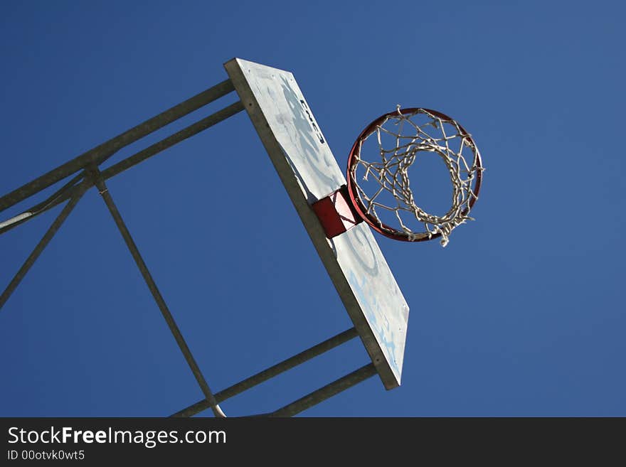 A playground basket, and his structure, in a sunny day.