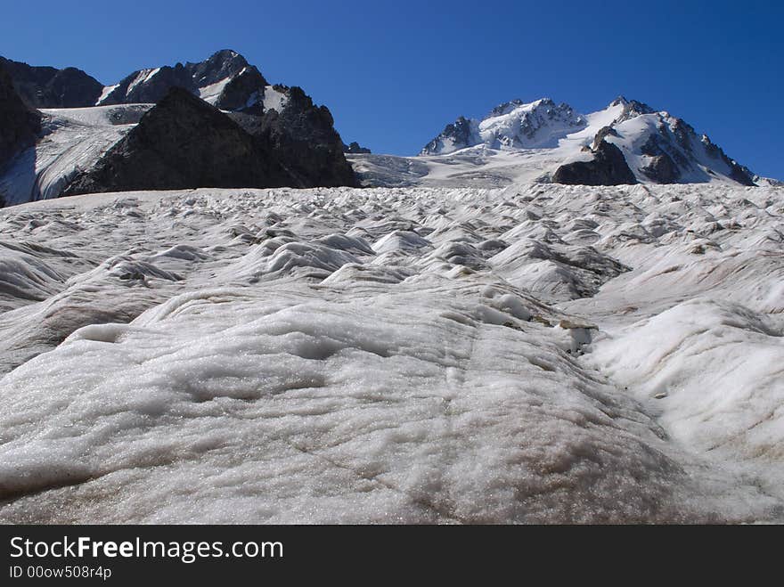 Picture of Sugan ranre? taken from North Sugan glacier. Picture of Sugan ranre? taken from North Sugan glacier.