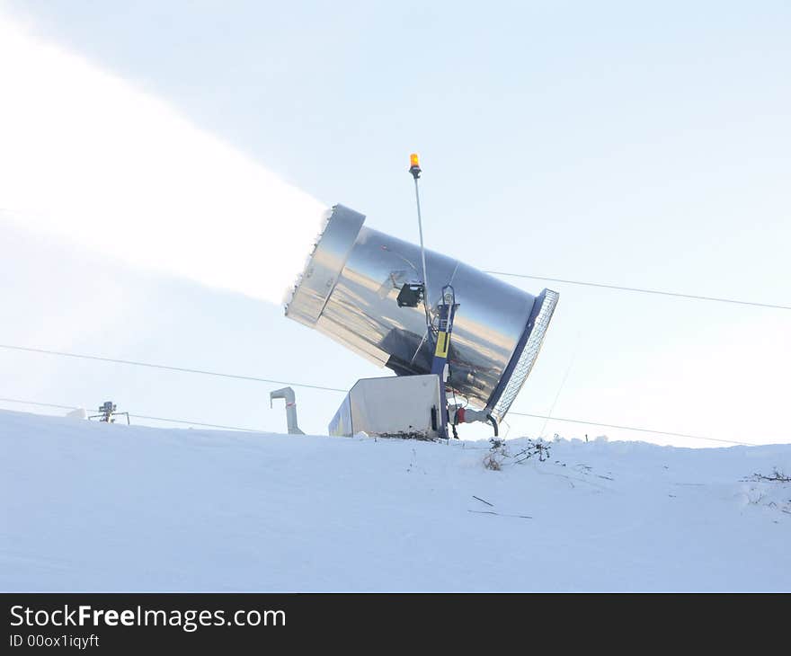 Snow gun make snow of water .