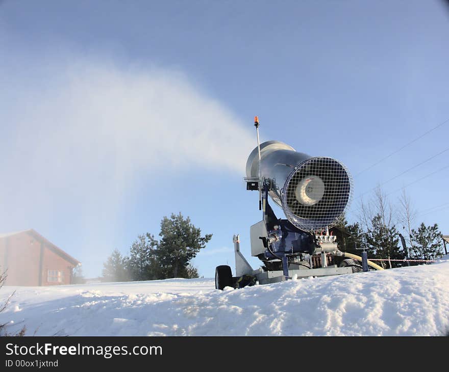 Snow gun make snow of water .