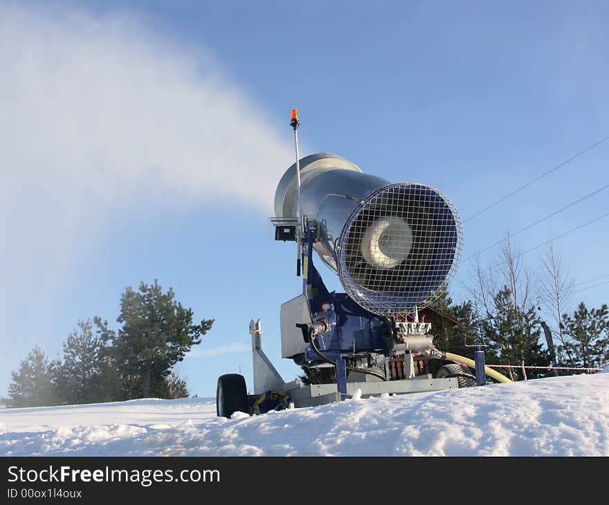 Snow gun make snow of water .