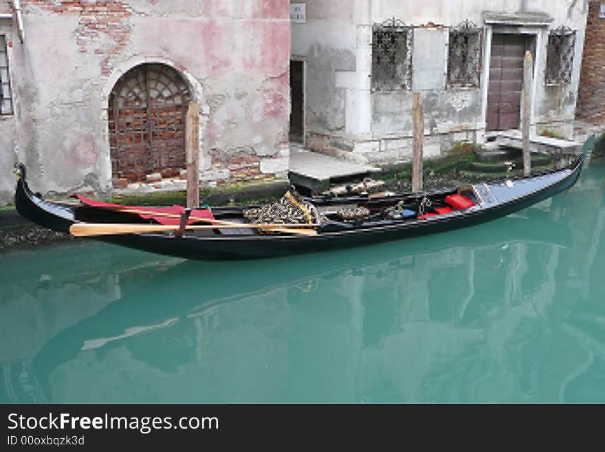 Some pictures of the real typical boat of Venice: the gondola